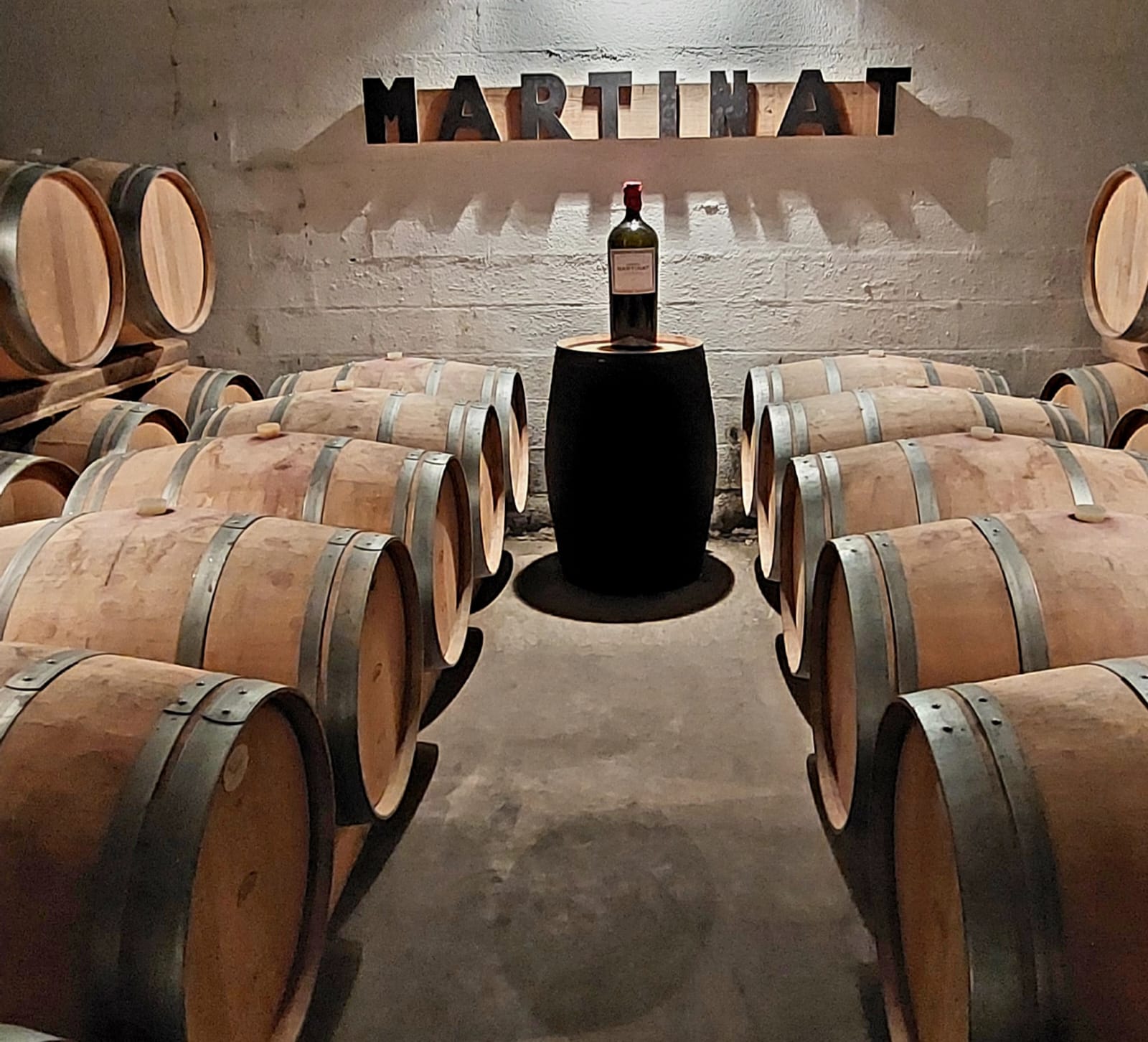 Fûts de chêne dans le chai de Château Martinat — élevage 14 à 18 mois
